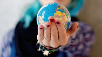 Globus in menschlicher Hand