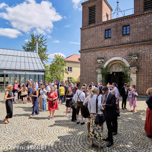 Konfirmationsgesellschaft vor der Kirche