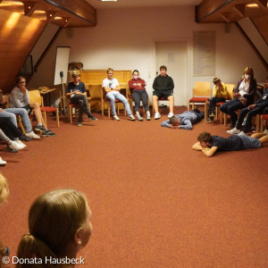 Konfi-Freizeit beim Abendprogramm im Gemeinschaftsraum