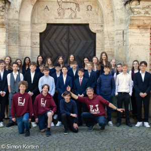 Konfi-Gruppe während der Gottesdienste vor der Kirche